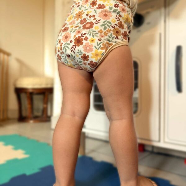 enfant jouant culotte d’apprentissage en tissu flower